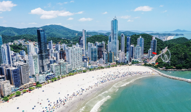 paisaje aereo de la playa de camboriu en Brasil