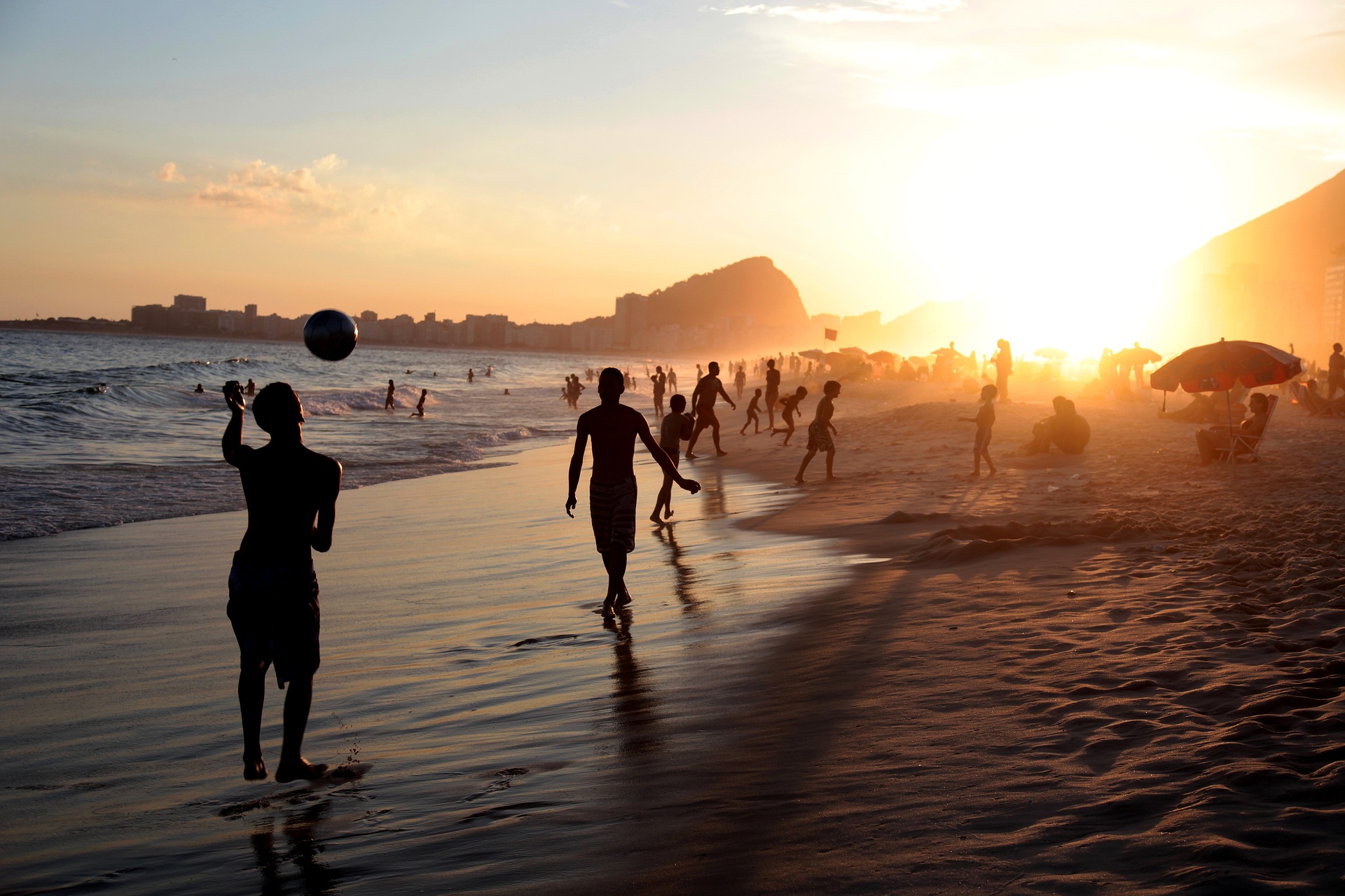 paisaje de atardecer en playa de brasil