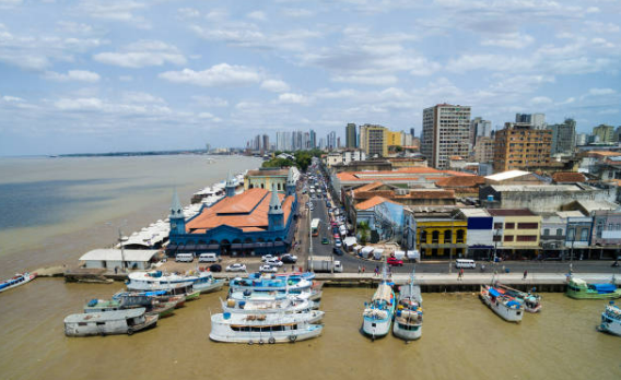 La imagen muestra una vista panorámica de la ciudad de Belém, ubicada en el estado de Pará, en Brasil. Conocida como la "Puerta de la Amazonía", esta ciudad es un importante centro económico y cultural de la región.